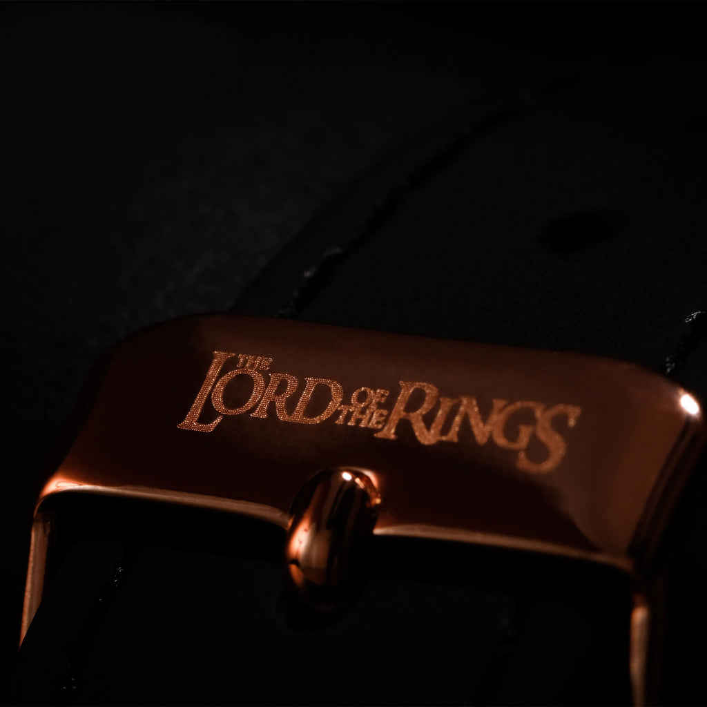 Elbenwald Herr der Ringe Armbanduhr mit elbischer Inschrift des einen Rings mit Echtlederarmband für Herren schwarz Gold