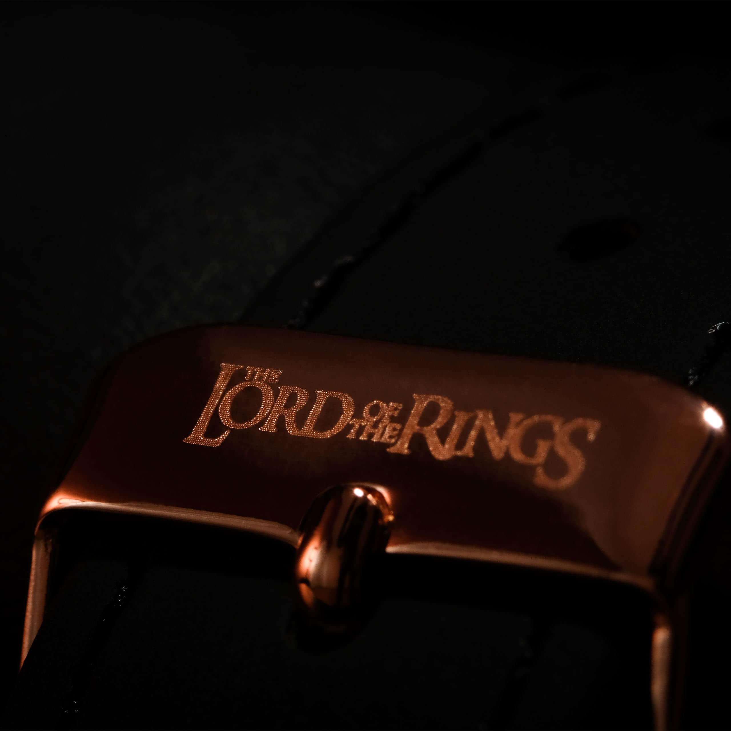 Elbenwald Herr der Ringe Armbanduhr mit elbischer Inschrift des einen Rings mit Echtlederarmband für Herren schwarz Gold
