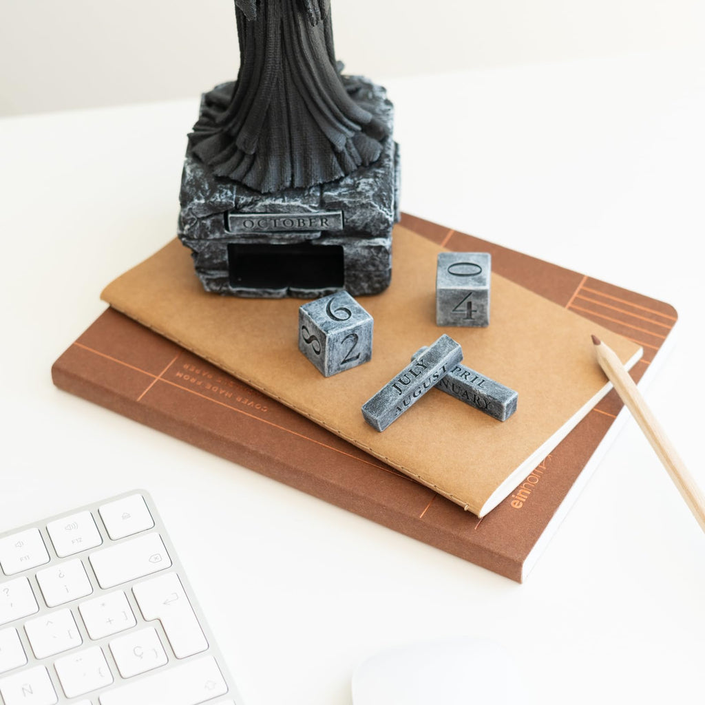 Grupo Erik Der Herr der Ringe Nazgûl Ewiger Kalender Figur | 3D Kalender Tischkalender zum Aufstellen - Dauerkalender - Offizieller Der Herr der Ringe Fanartikel Büro Deko