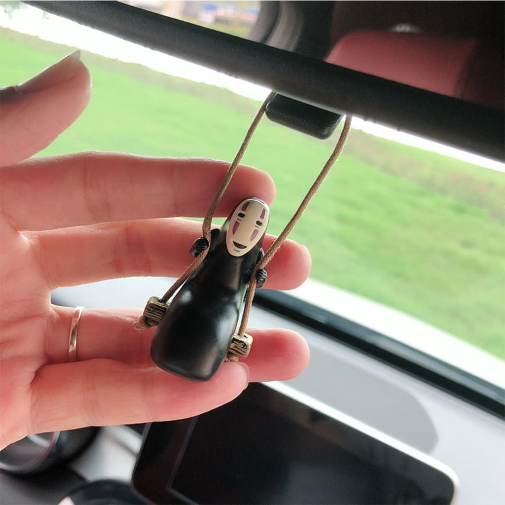 No Face Man Anime Figuren Spirited Character Figur mit Spielen auf Einer Schaukel Modellstatue für Auto und Rückspiegel Dekoration, Auto Zubehör zum Aufhängen für Männer und Frauen