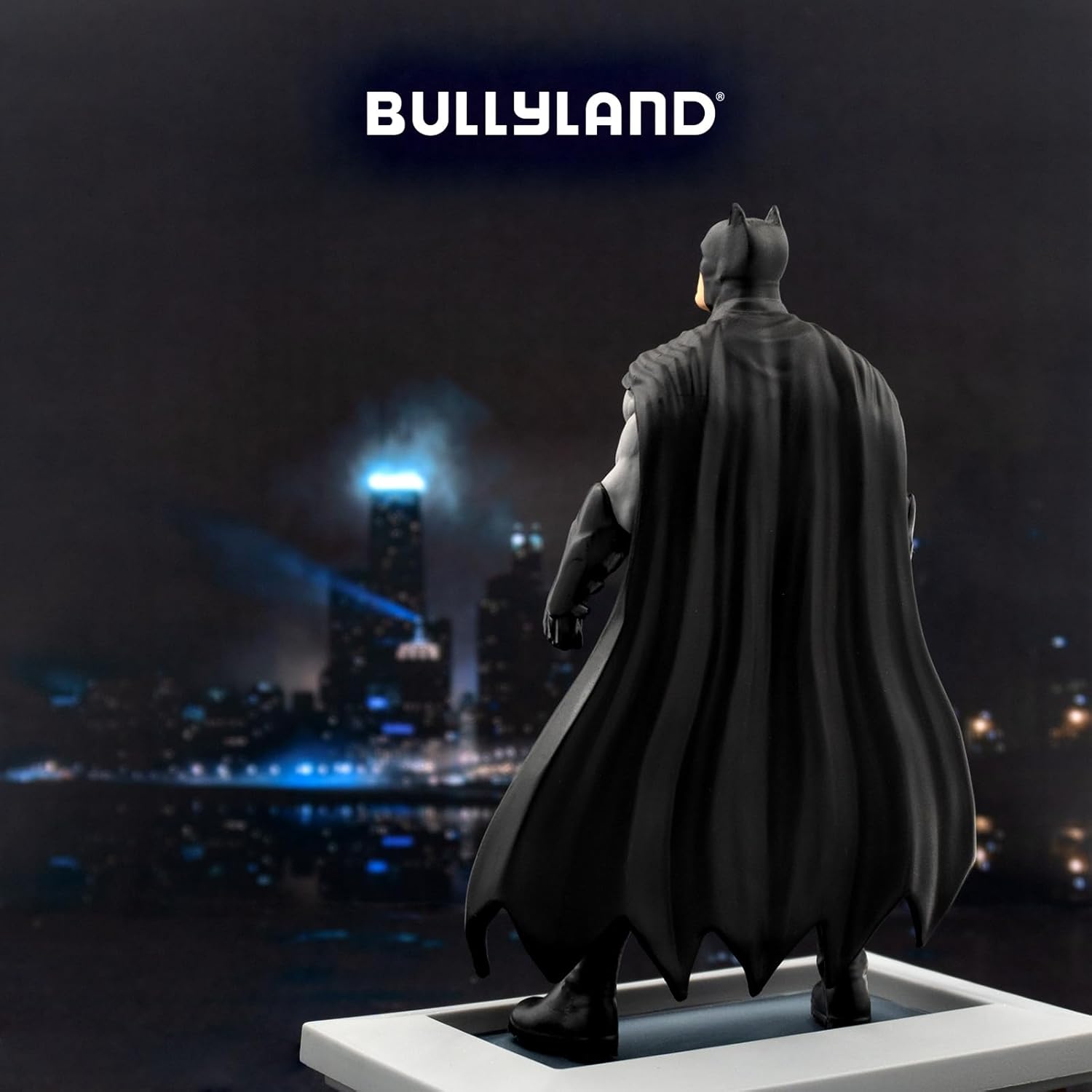 DC Comics Batman - Bullyland Figur, perfekt als Spielzeug, Dekoration und kleines Geschenk für Kinder ab 3 Jahren und Sammler, detailgetreue 15 cm Justice League Sammelfigur für Kidults 11240