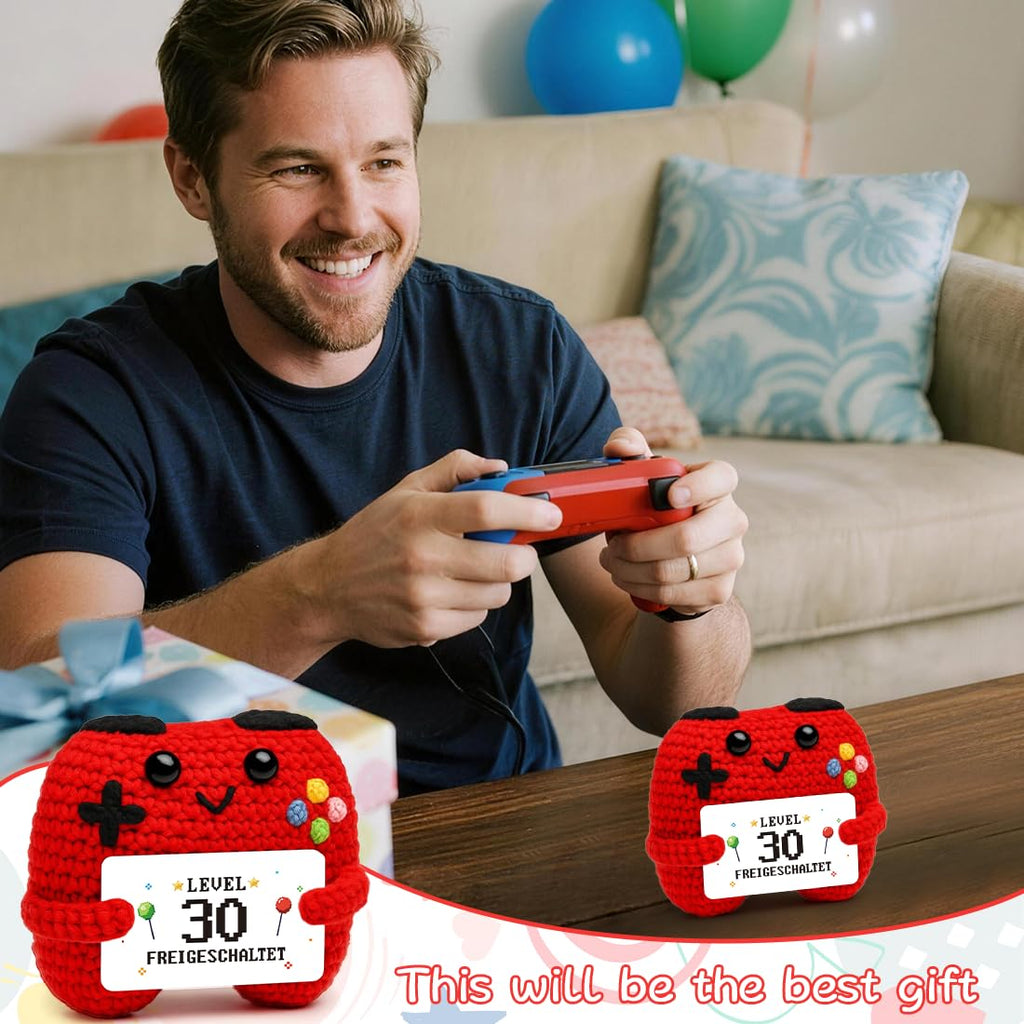 HUKUMA Gehäkelter Gamecontroller, EIN Gamer altert Nicht er levelt, Geschenk zum Geburtstag für Zocker, Pocket Hug Positive Plüsch,Lustige Kleines Geburtstagsgeschenk für Jungen, Nerds und Mädchen
