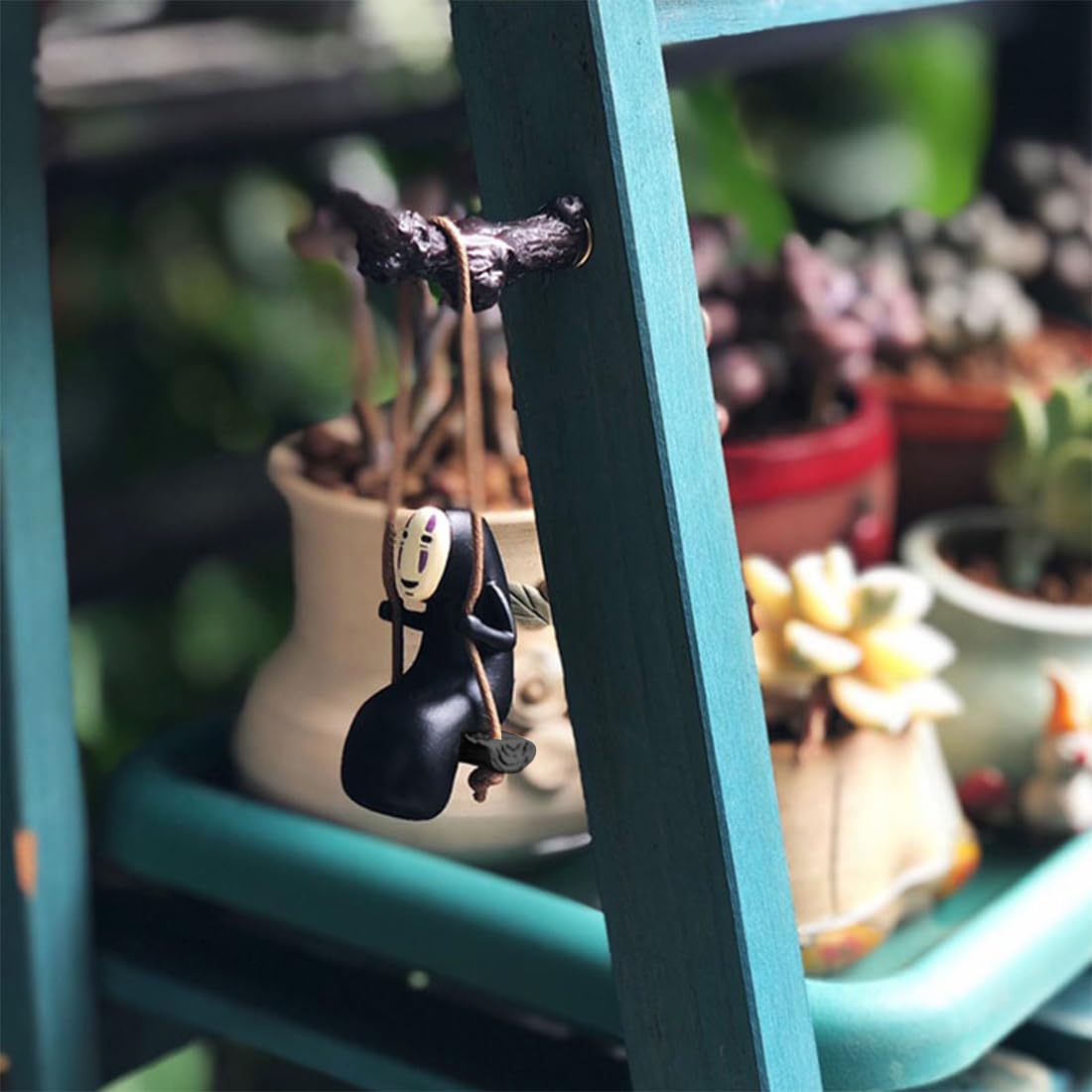 No Face Man Anime Figuren Spirited Character Figur mit Spielen auf Einer Schaukel Modellstatue für Auto und Rückspiegel Dekoration, Auto Zubehör zum Aufhängen für Männer und Frauen