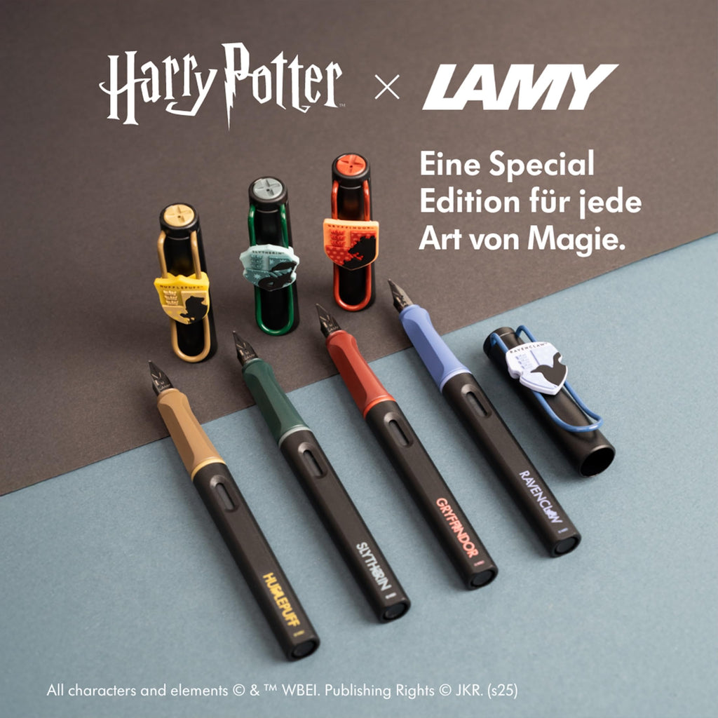Lamy safari Harry Potter Gryffindor™ Füller – Special Edition Füllhalter mit Wappen des Hauses - Stahlfeder in Strichbreite M – mit ergonomischen Griff – inkl. Tintenpatrone T10 blau – Rechtshänder
