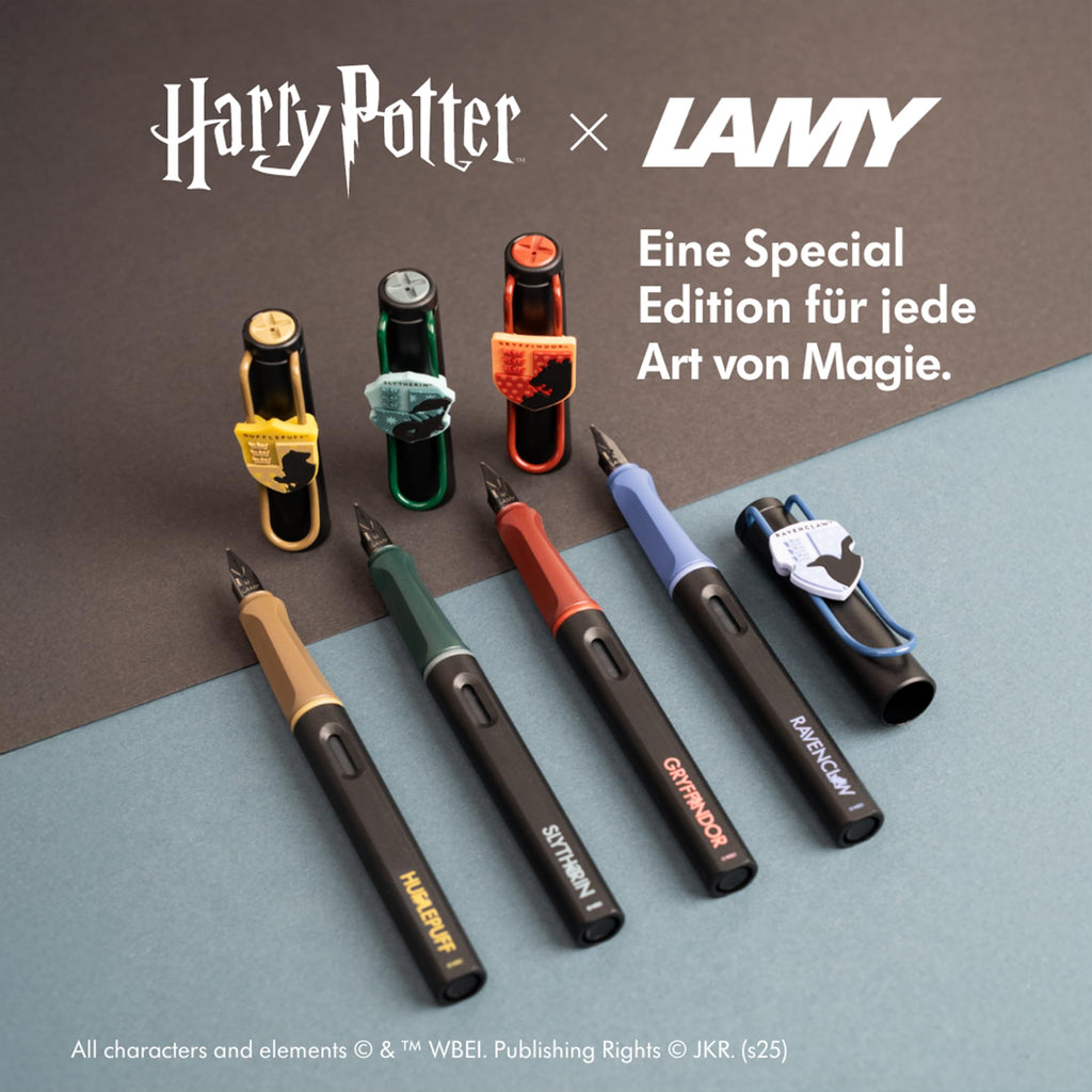 Lamy safari Harry Potter Gryffindor™ Füller – Special Edition Füllhalter mit Wappen des Hauses - Stahlfeder in Strichbreite M – mit ergonomischen Griff – inkl. Tintenpatrone T10 blau – Rechtshänder