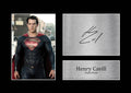 HWC Trading A4 Henry Cavill DCEU Superman Geschenke Geducktes Signiertes Autogramm Foto für Fans von Film Memorabilien - A4 Wanddekoration