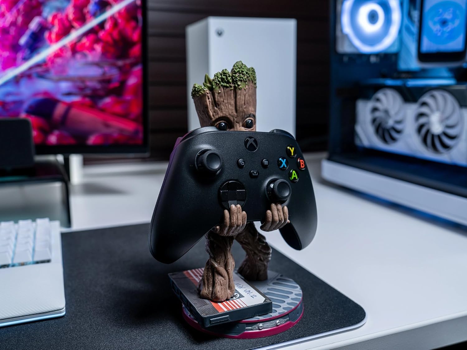 Cableguys Marvel Smiley Toddler Groot Controller Halter & Handy Ständer - Gaming Zubehör für Schreibtisch-Setup, Ständer Kompatibel mit Xbox-, PlayStation- & den meisten Standard-Controllern