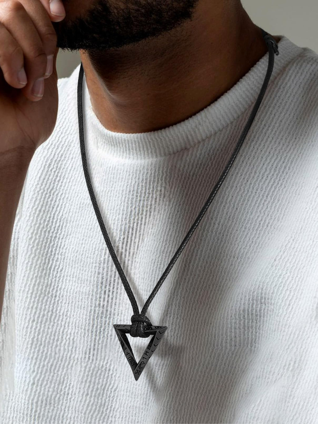 FaithHeart Lederkette Herren Damen Leder Halskette Männer Kette mit Runen Anhänger Edelstahl Lederband mit Mobius Rund/Dreieck/Unendlichkeit Kunstleder Lederhalsband verstellbar Wikinger Schmuck