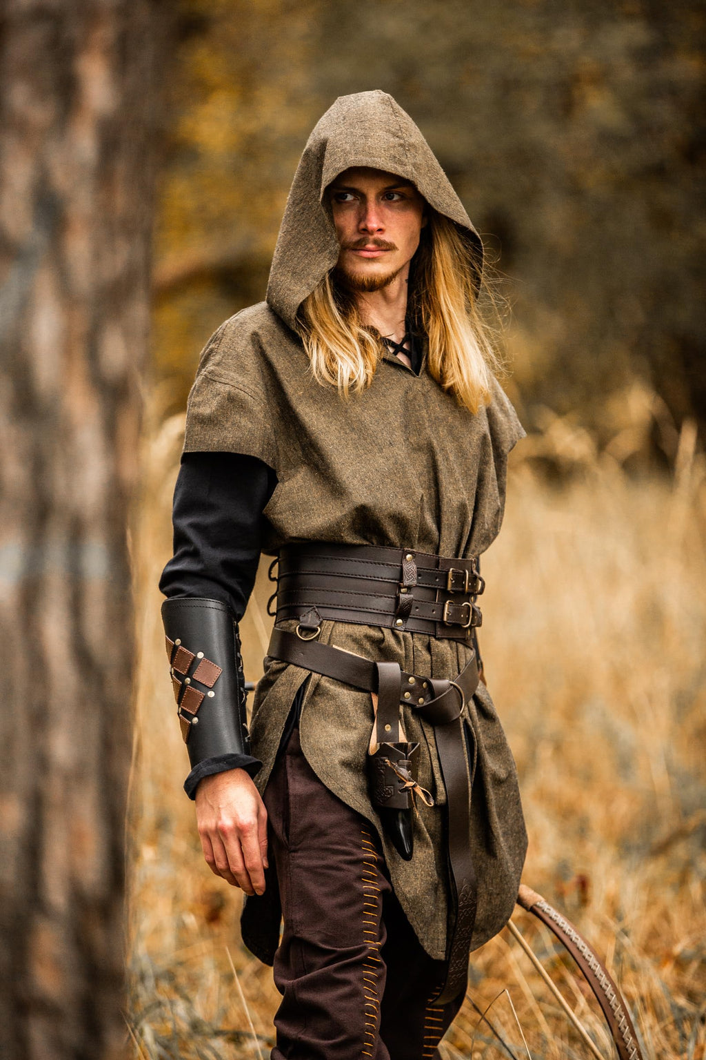 Leonardo Carbone® Herren Tunika Waldläufer Arais | Mit Kapuze | V-Ausschnitt | Karneval, Halloween, Cosplay, LARP, Mittelalter, Kostüm, Gewandung, Kleidung | 100% Baumwolle