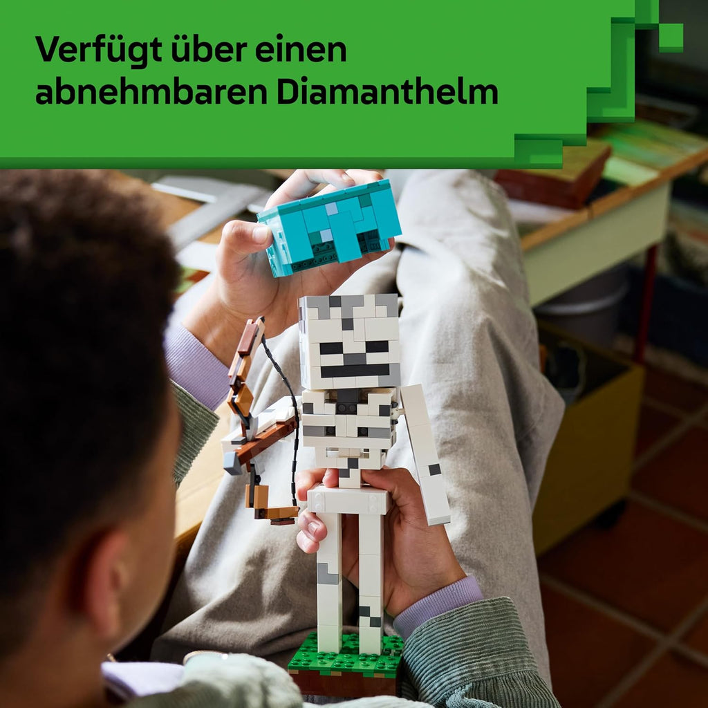 LEGO Minecraft Das Skelett - Mob Figur mit Diamanthelm, Bogen und Pfeil sowie Grasbasis als Zimmerdeko für Kinder - Gaming Geschenk für Jungen, Mädchen und Fans ab 10 Jahren - 21594
