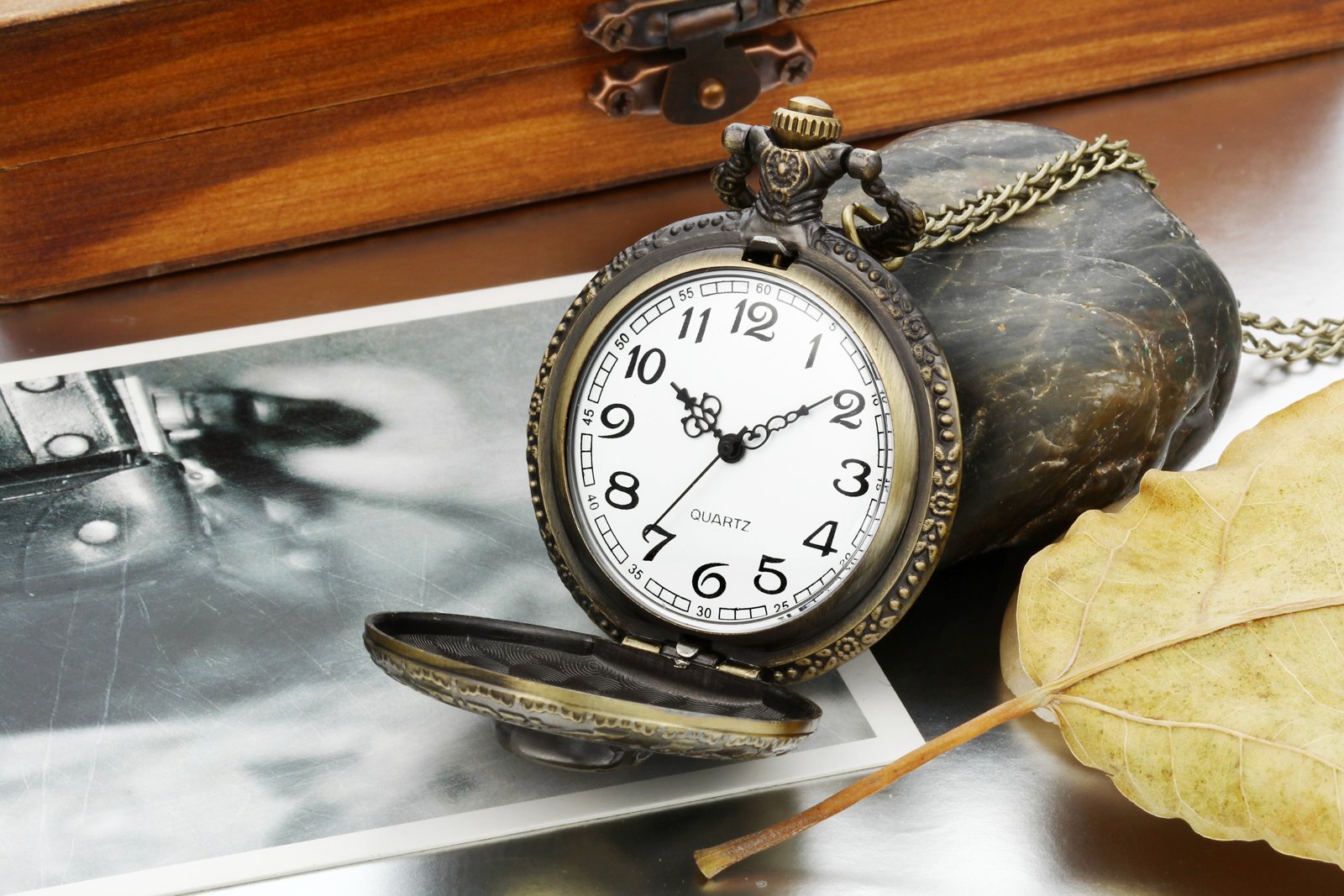 JewelryWe Taschenuhr Herren Damen Vintage: Retro Analog Quarz Kettenuhr Uhr Umhängeuhr mit Halskette Kette Pocket Watch Bronze Unisex Geschenk
